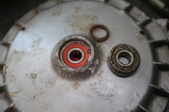 整備中のP125Xエンジン周辺