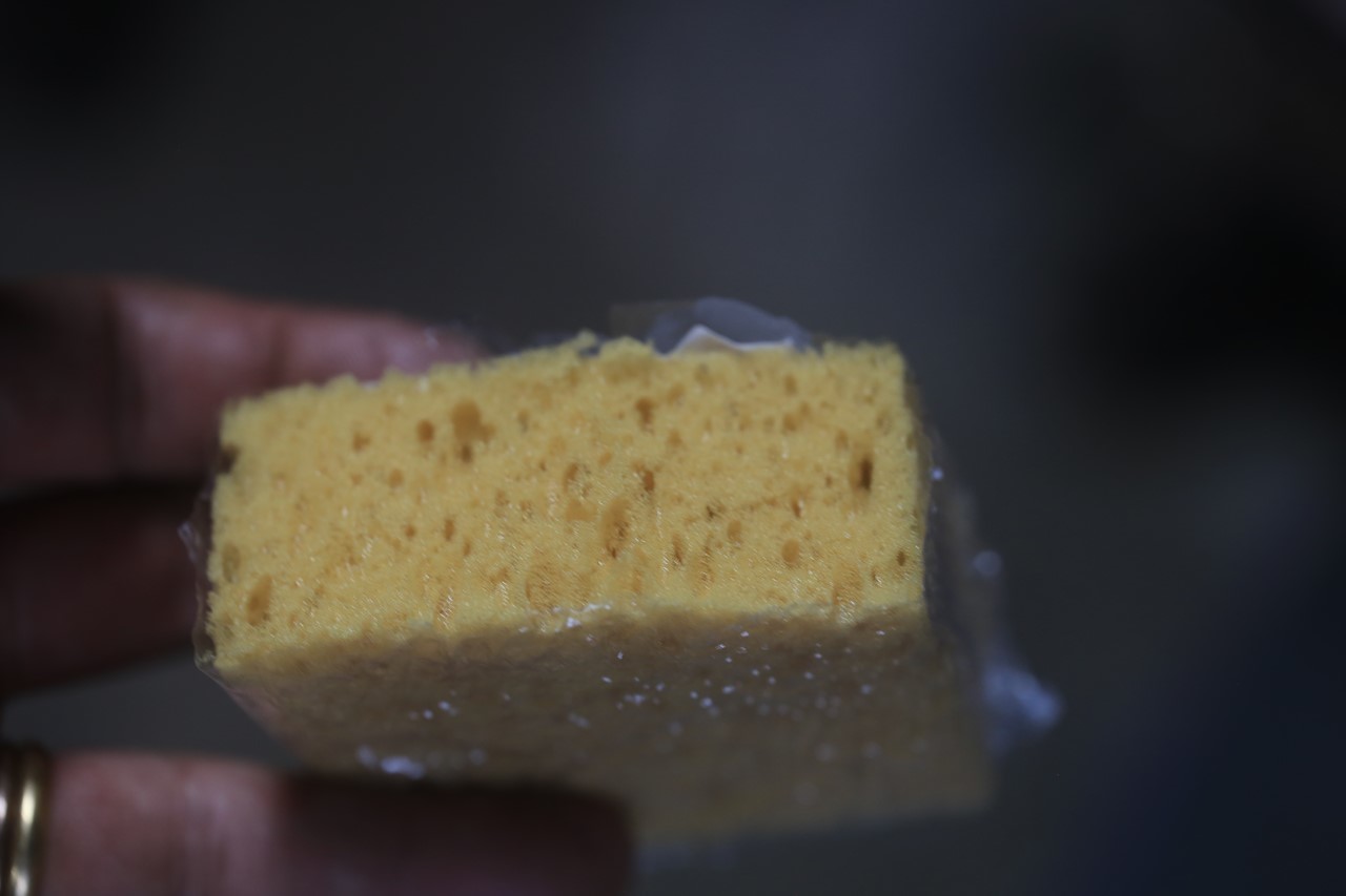 ヒートガンで溶かしたオイルをスポンジで塗る作業