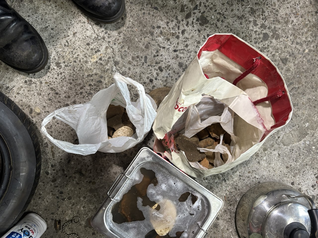 段ボールに入った縄文土器の破片