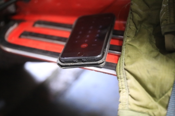 作業中に通話中の電話の様子