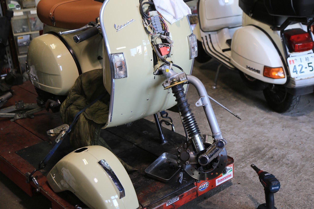 200FL2の板金塗装準備中