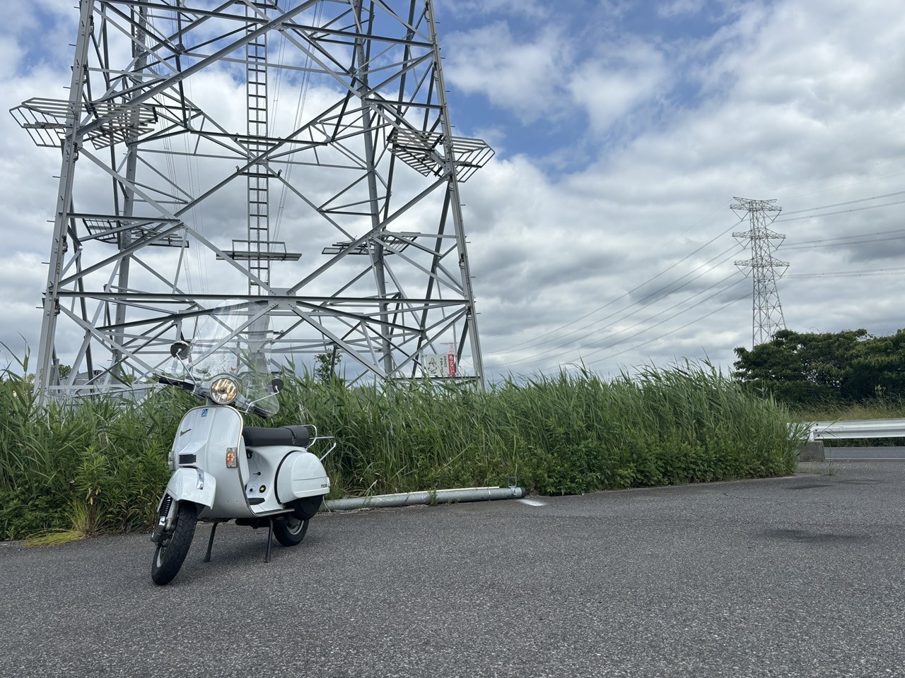 納車前最終チェック中のベスパ