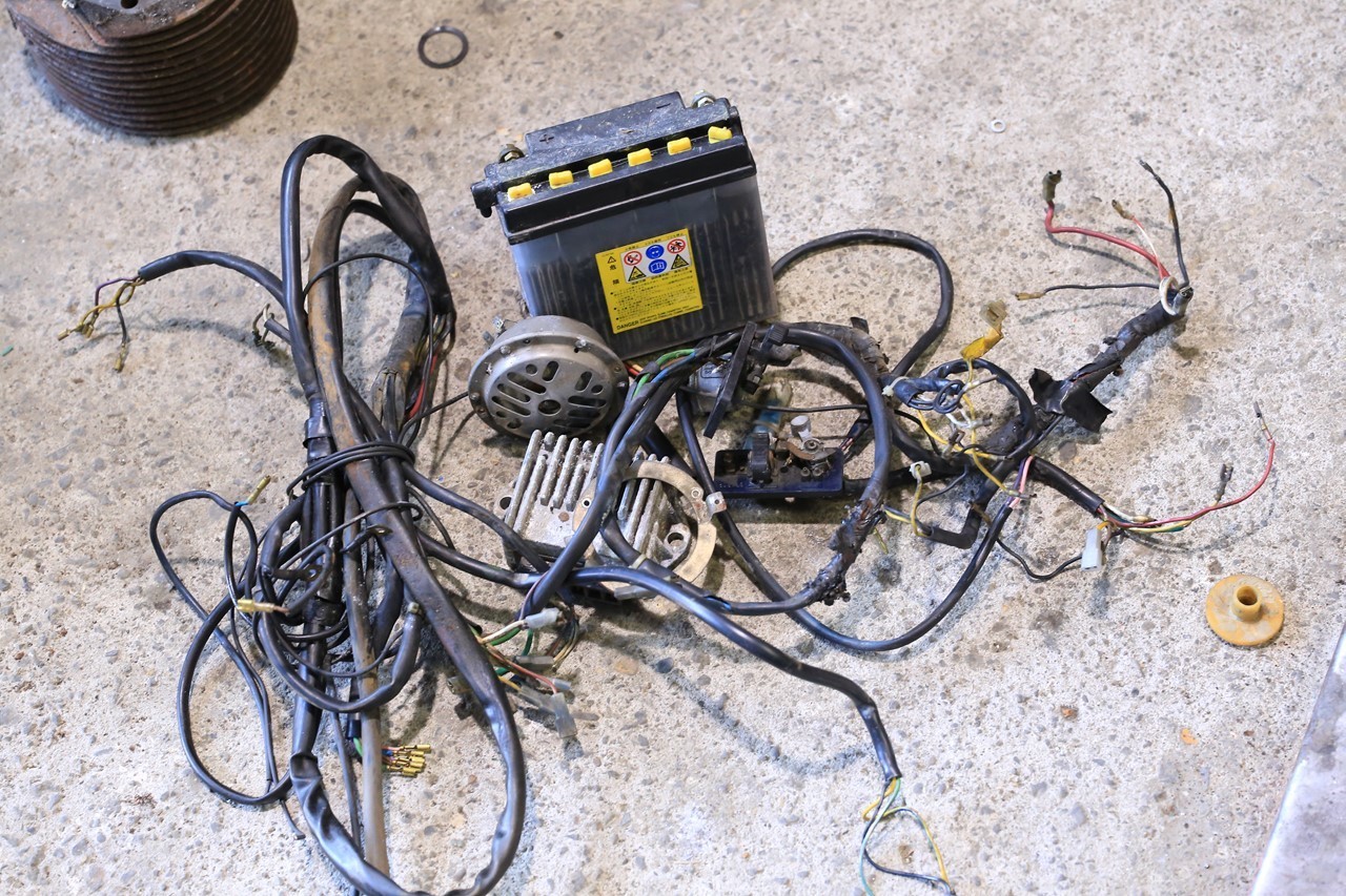 バッテリーレス化に用いる電装パーツ類