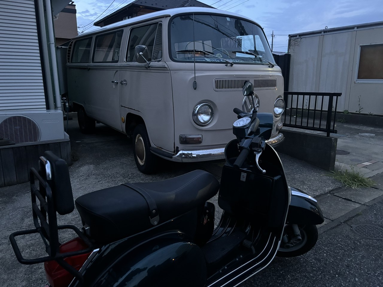 レイトバスとベスパの納車風景