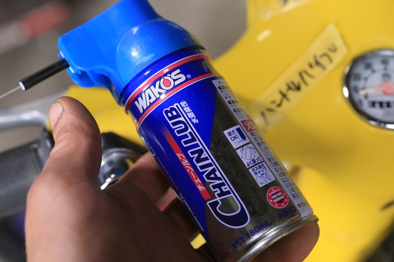 ハンドルパイプにオイルを差す作業