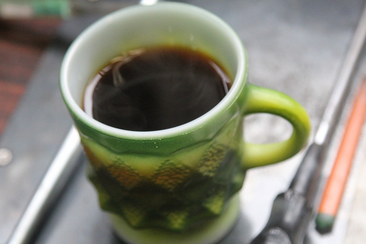 コーヒーで体を温めようとするも冷めてしまった場面