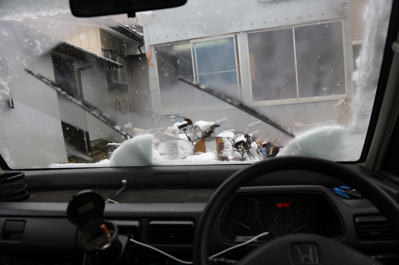 スタッドレスタイヤを履いた車