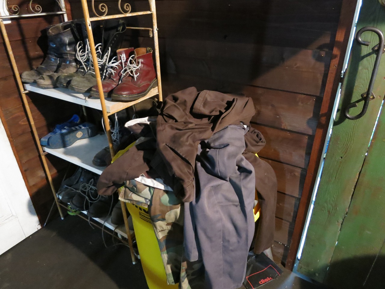 ヨレヨレになった作業ズボンを履いた脚元の様子
