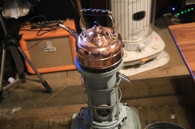 輝きすぎて成金趣味のように見えるケトル