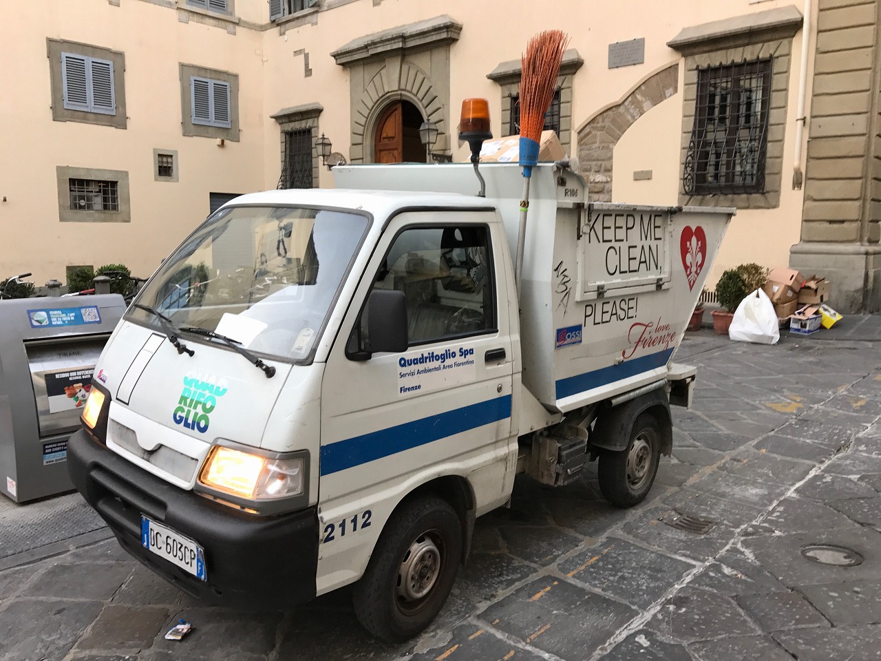 建物前に停車するPIAGGIOの三輪商用車