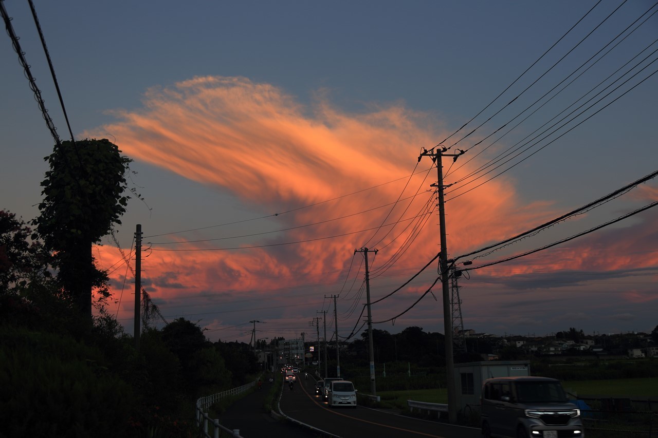 夕方に湧き上がる印象的な雲