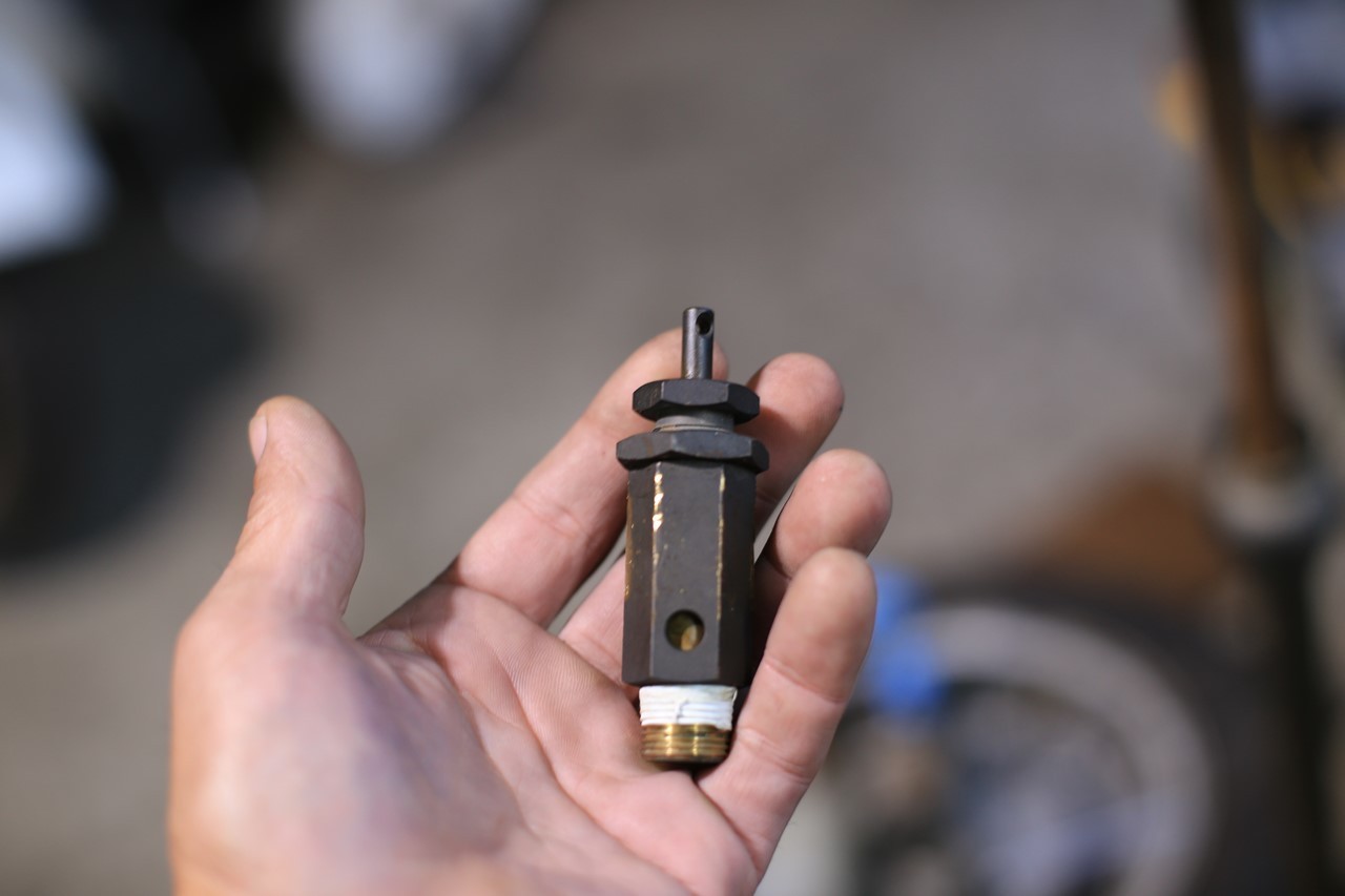 作動してしまったコンプレッサーの安全弁