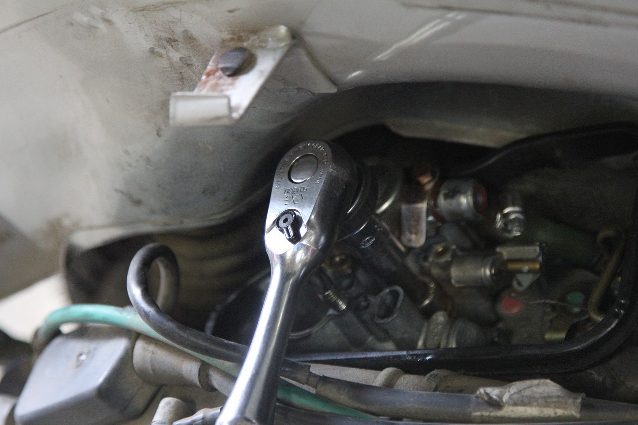 PX200FL2のキャブレター分解中の様子
