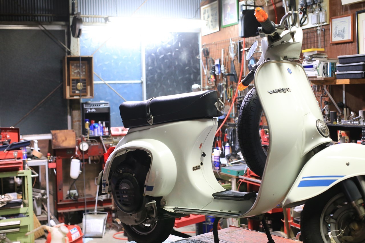 リフトに載せられたベスパ125ET3