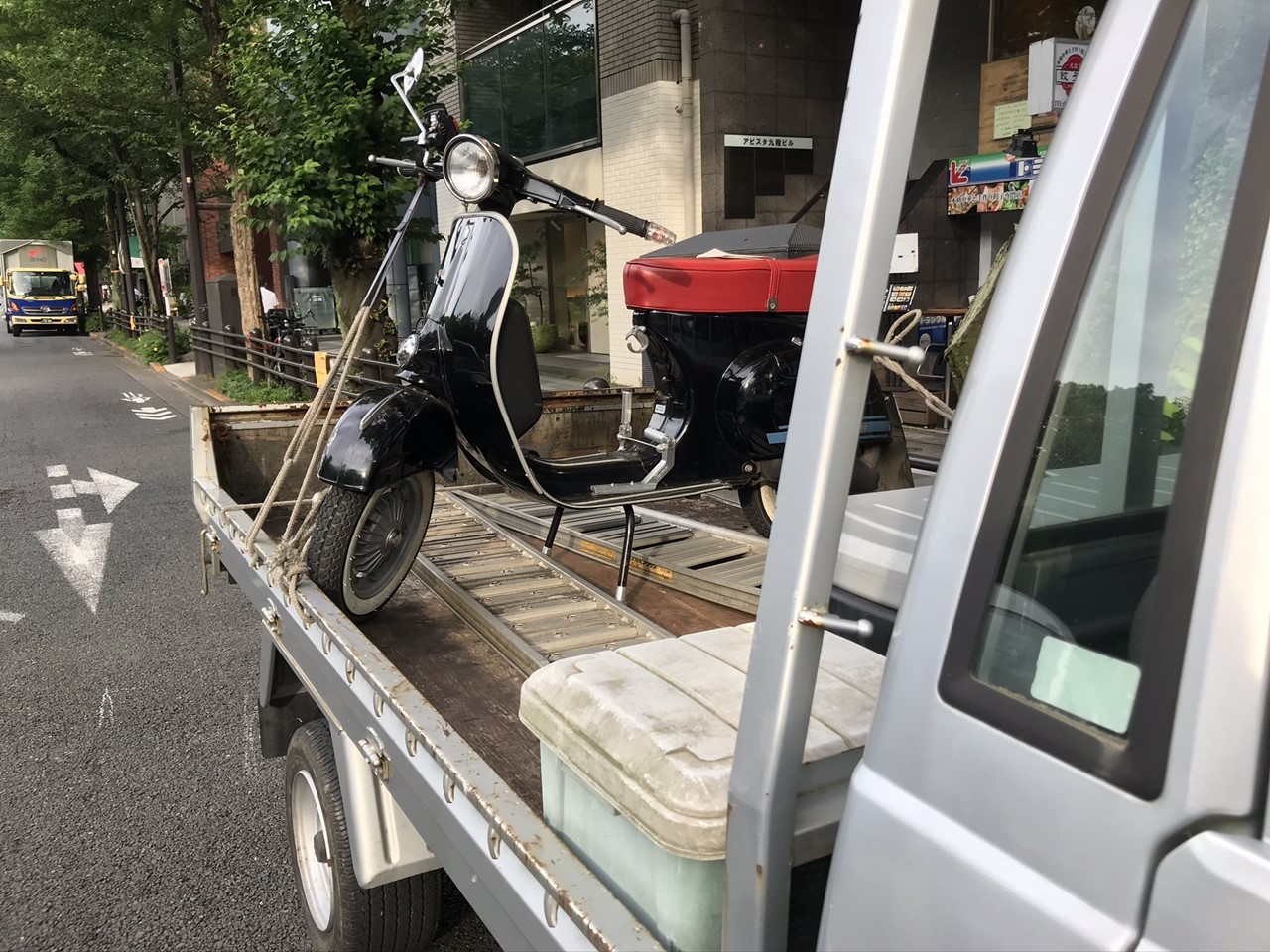 事故車両の緊急引き取りの様子