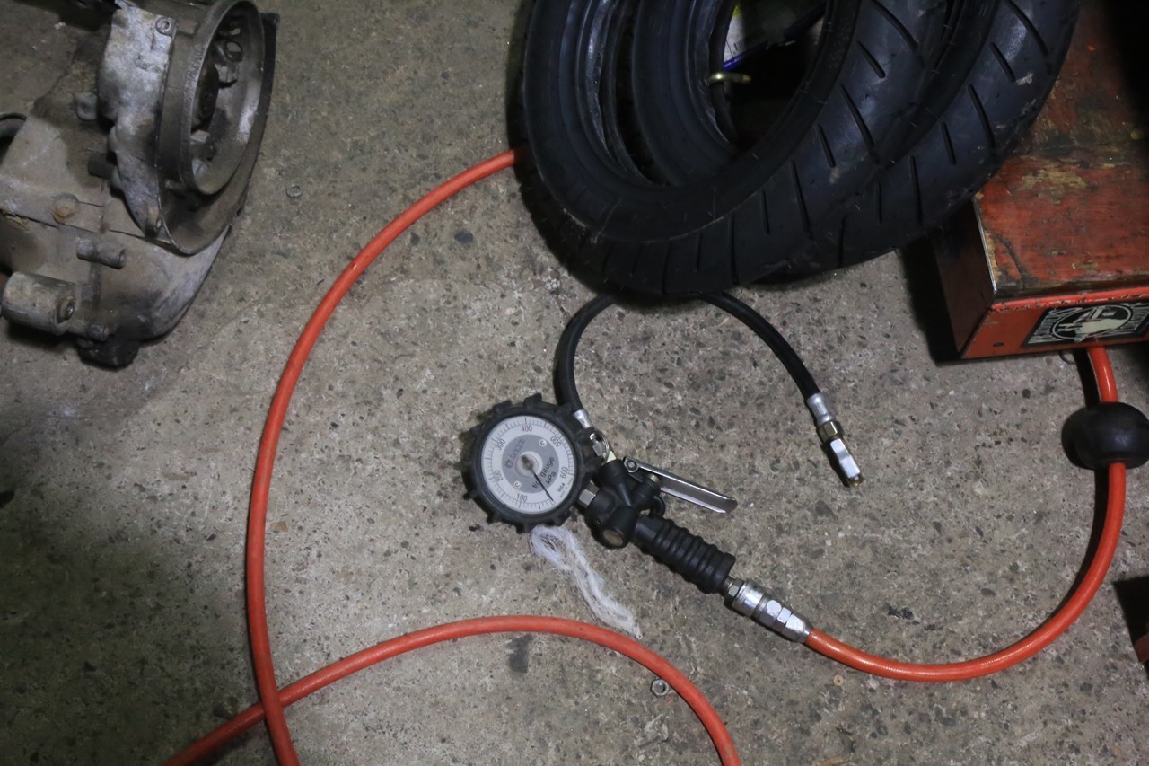ベスパ整備で使用している空気入れ