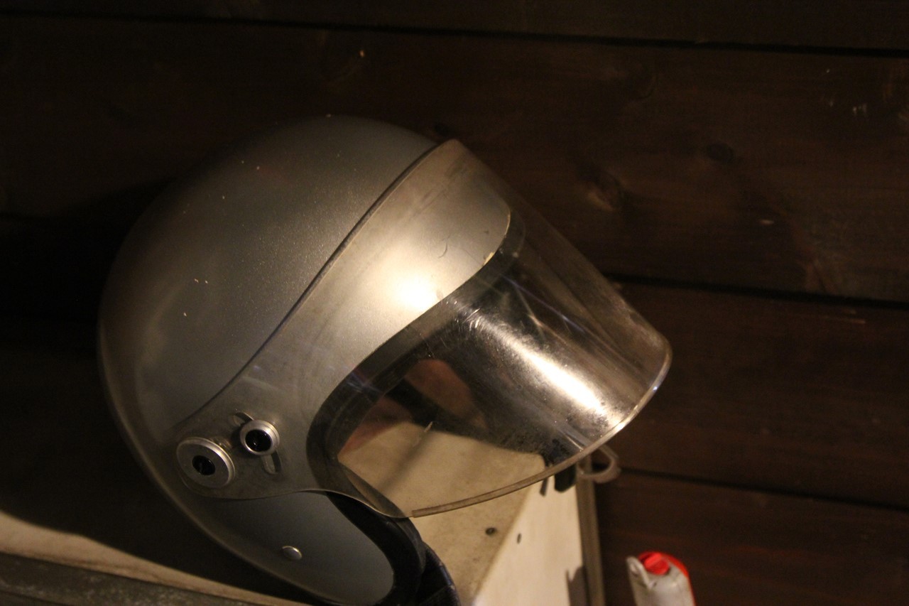 表面コーティングが剥がれたヘルメットのシールド
