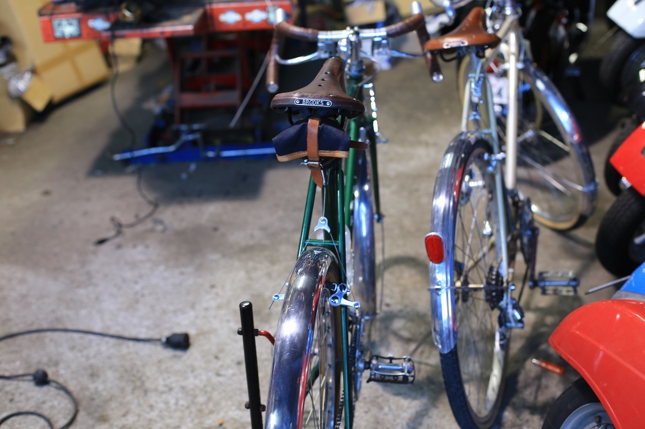 整備中の自転車（クランク周り）