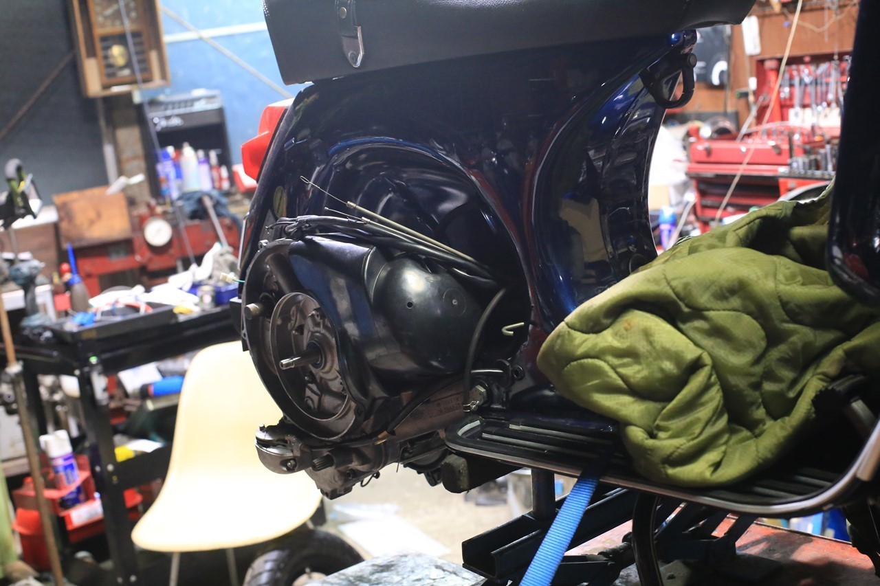 エンジンが車体に搭載されたベスパ
