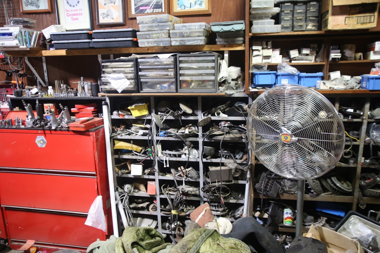 整理前の中古パーツ棚