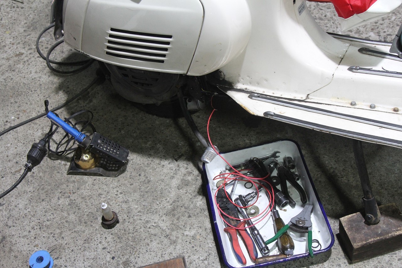 ベスパ125ET3 ライト安定用レギュレーター追加