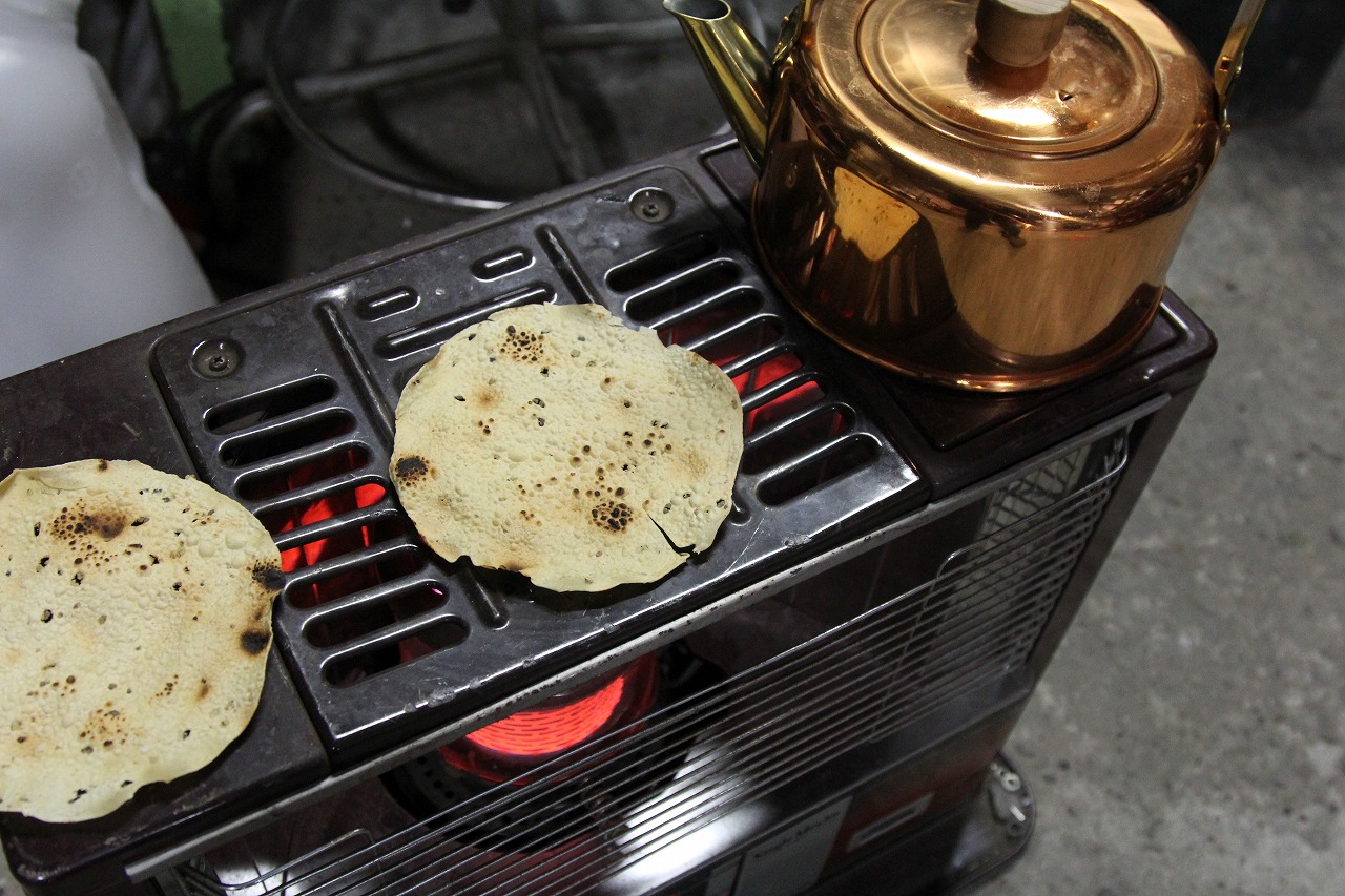 ストーブで焼かれたパパドと作業環境
