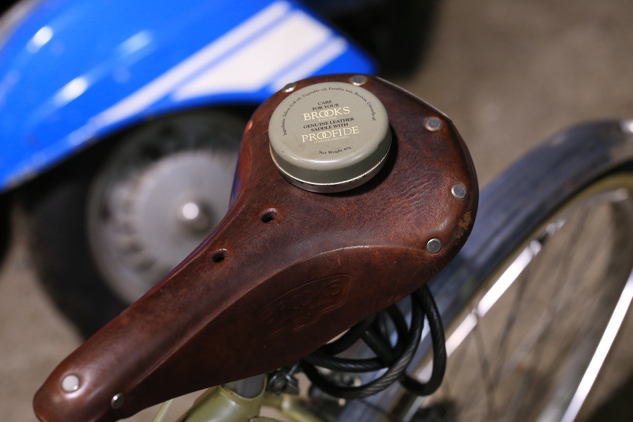 久しぶりに油を塗った自転車のサドル