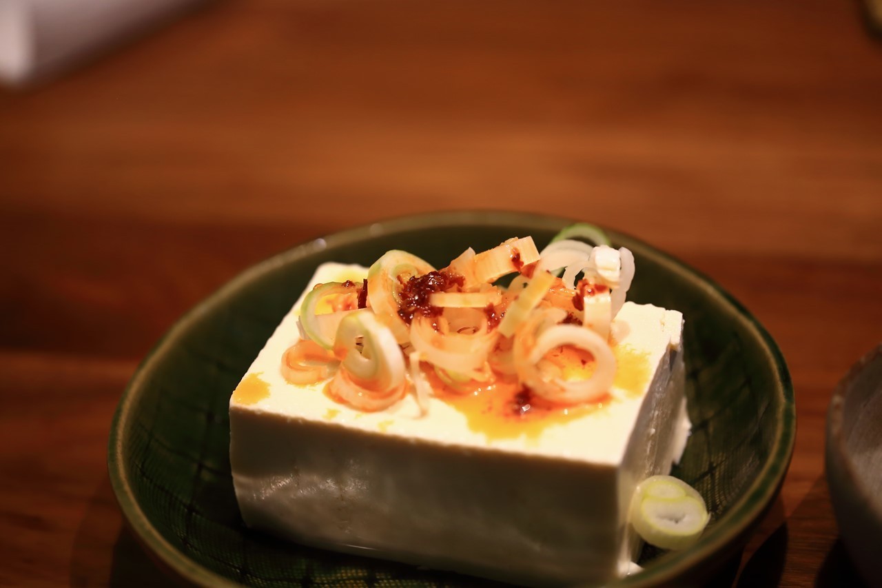 豆腐にかけた激辛自家製ラー油