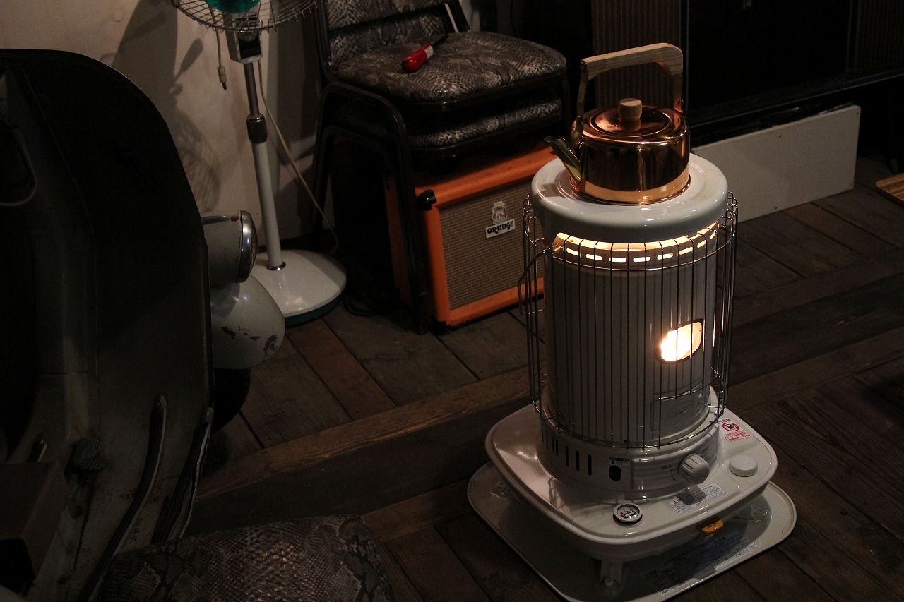 購入したばかりの対流式石油ストーブ