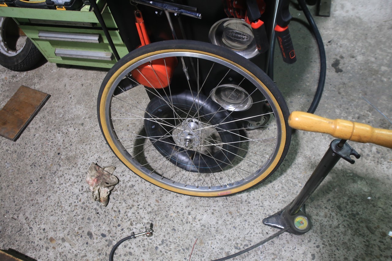 パンク修理を行った自転車のホイール周り