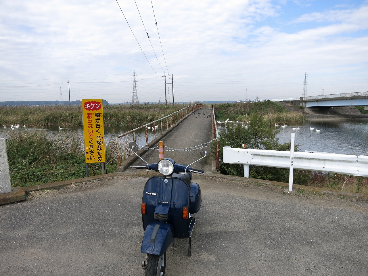 印西市方面の田園エリアを駆け抜けるベスパ