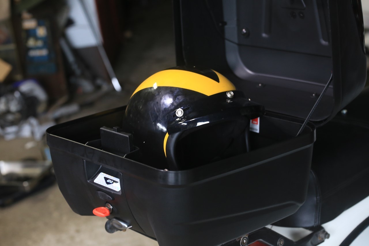 ヘルメット収納可能な新しいトップケース