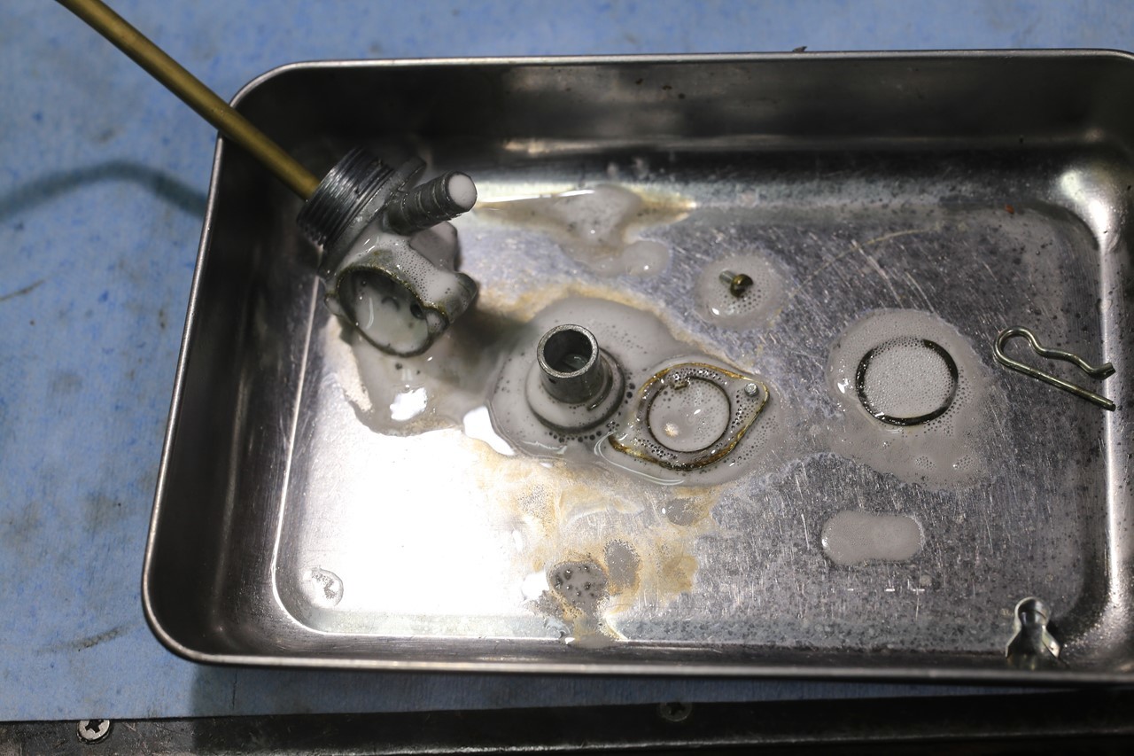 古いグリスを溶かして洗浄中の部品