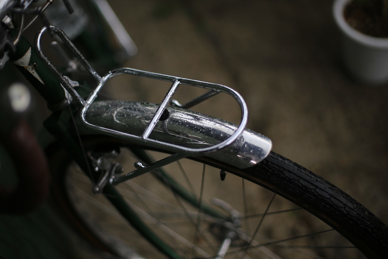 どしゃ降りの雨に濡れる自転車