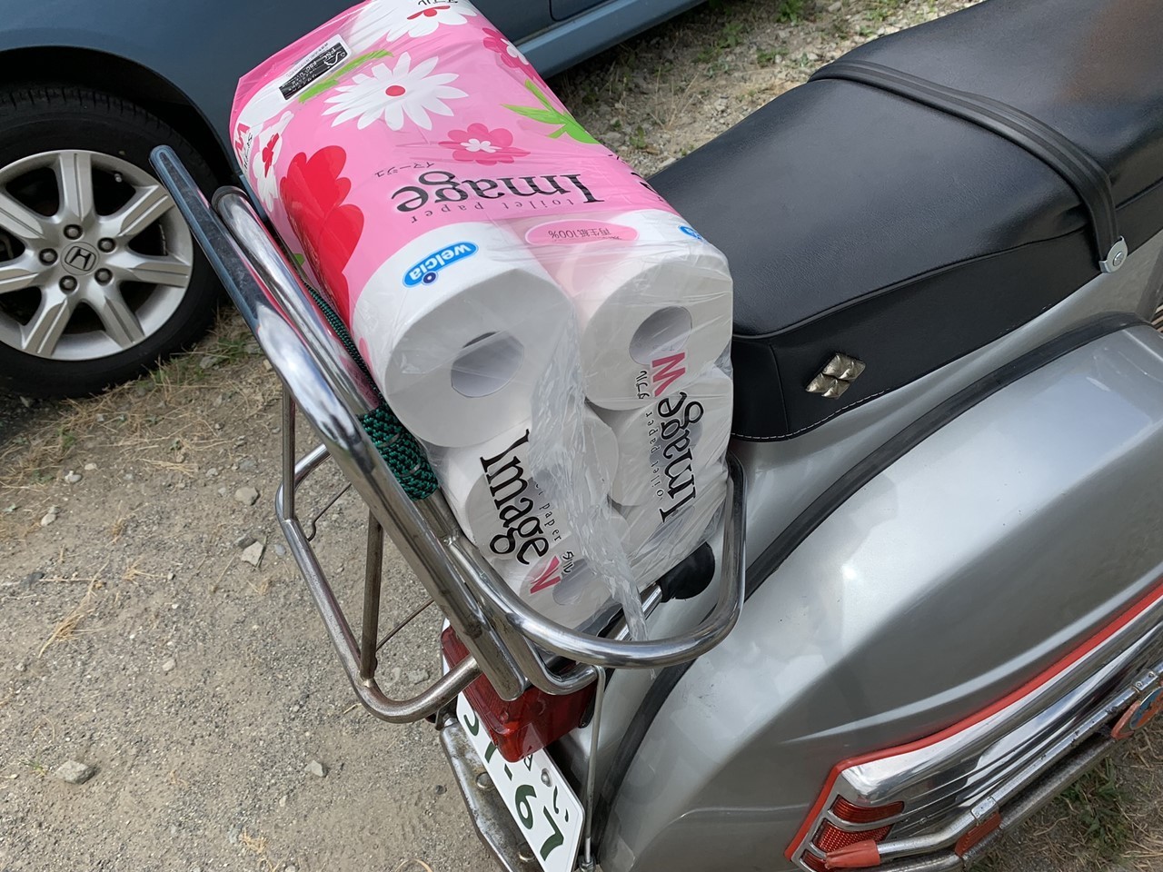 リアキャリアにトイレットペーパーを積んだラリー