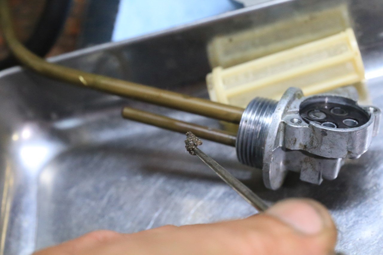 フューエルタンクの洗浄作業
