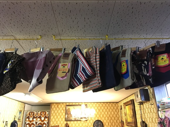 所狭しと並べられた古着とポスター