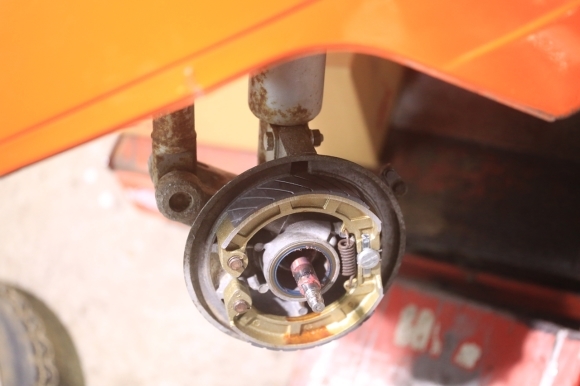 P125Xの整備作業の様子