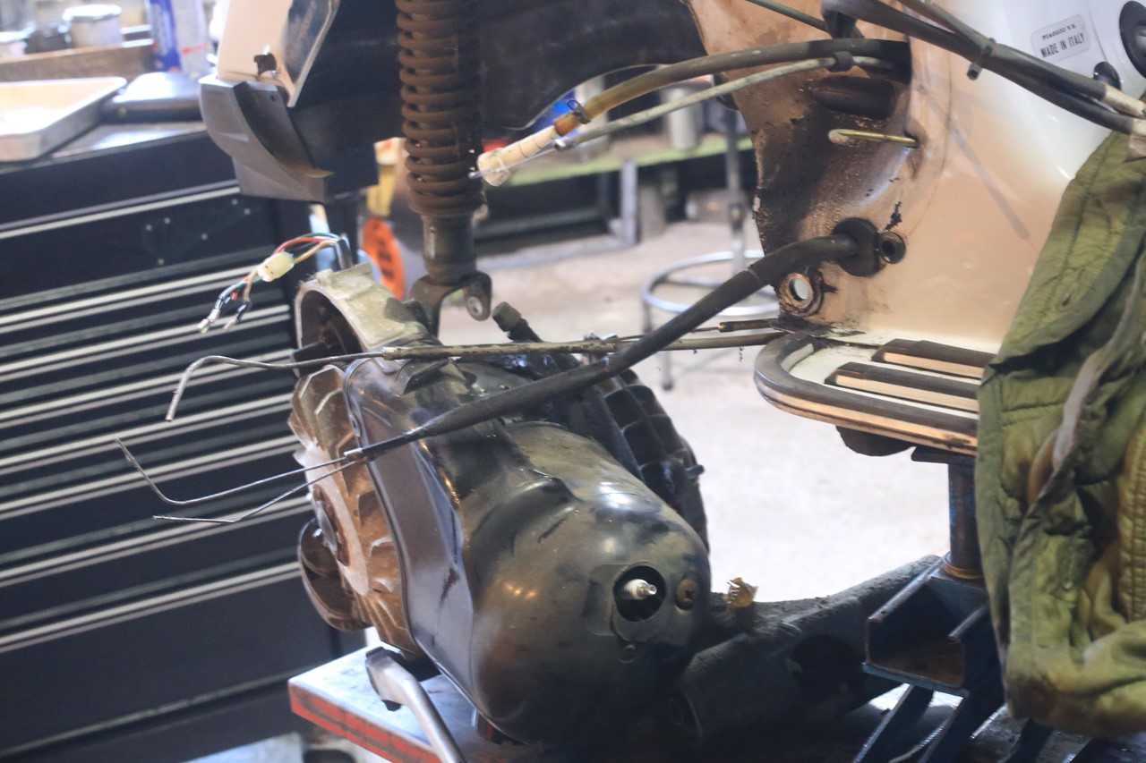 PX200FL2のエンジンを降ろして洗浄する作業