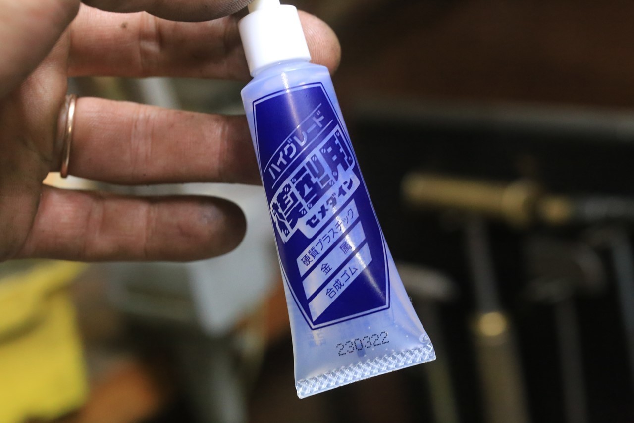 接着剤で固定したメーターレンズ