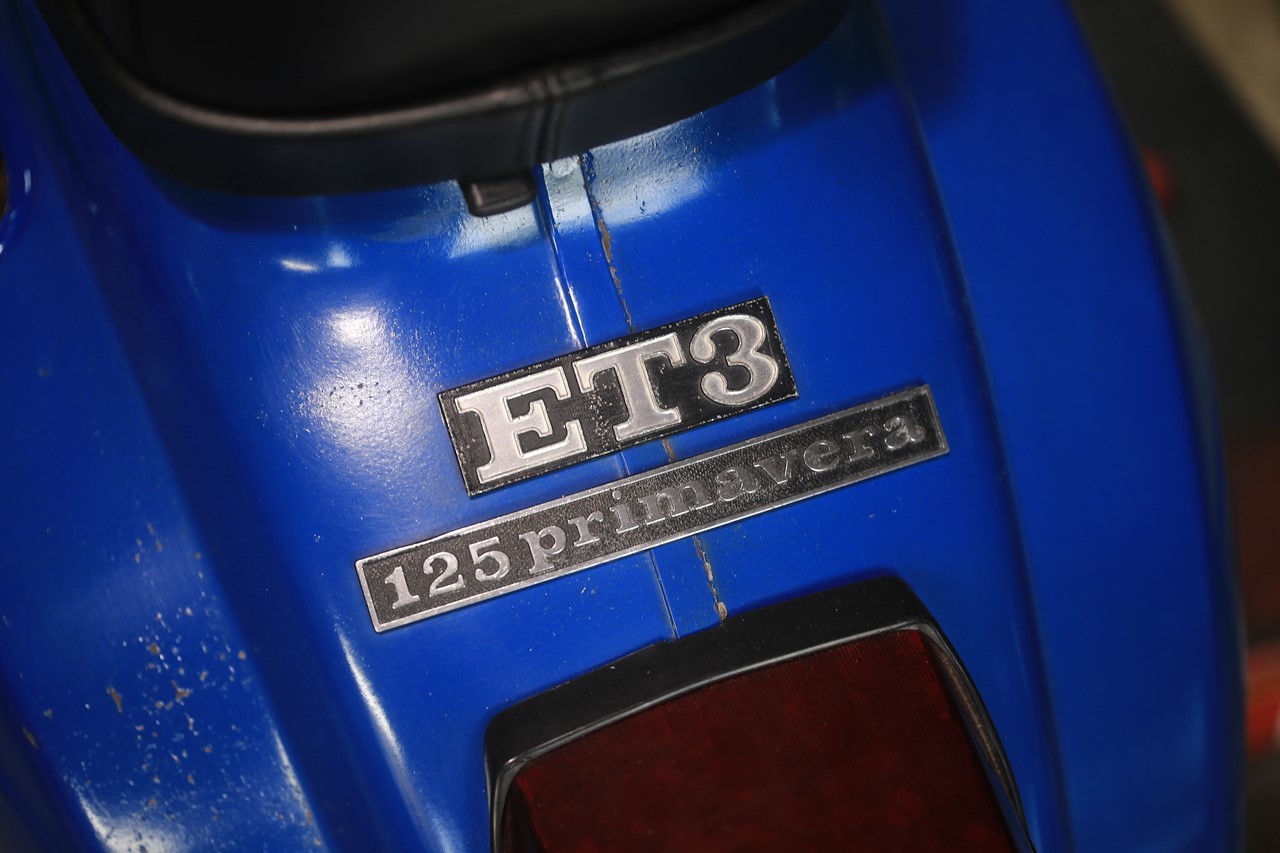 修理中のET3車両