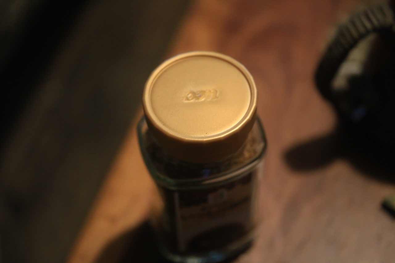 蓋が丸いゴールドブレンド風のコーヒー瓶