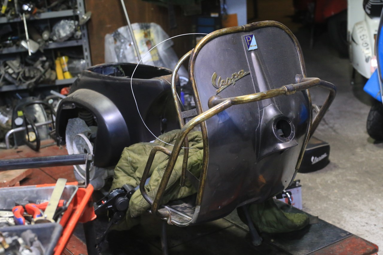 中古車整備中のベスパ100のボディ