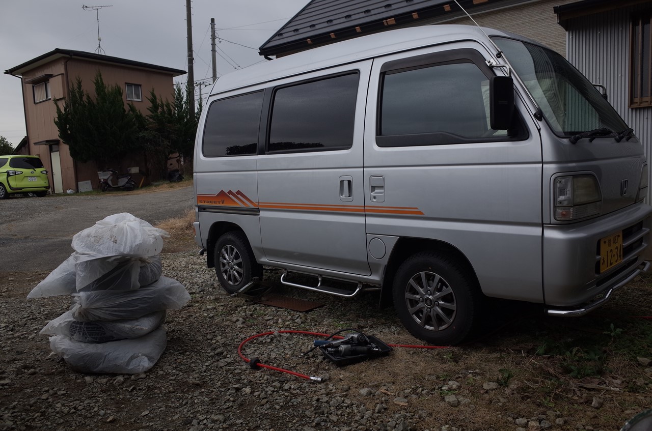 スタッドレスタイヤに交換中の車両