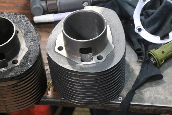 狭いポートを削るシリンダー加工作業