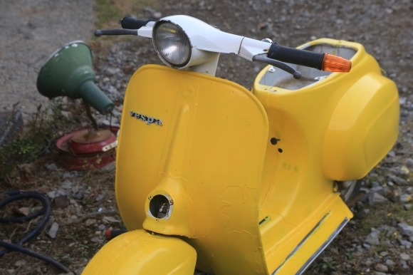 看板ベスパのペンキ塗り作業