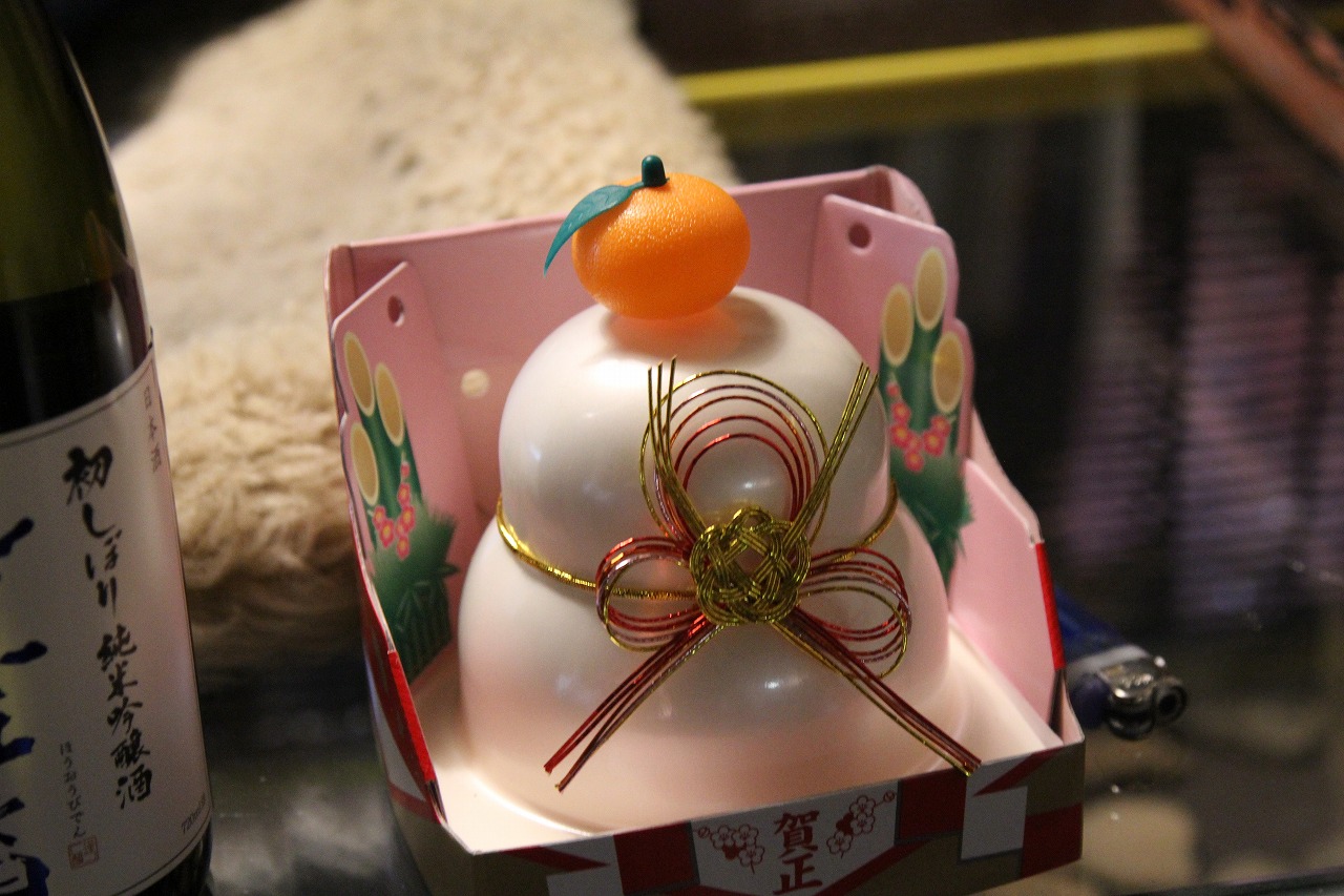 スーパーで調達した鏡餅を飾った店内の様子