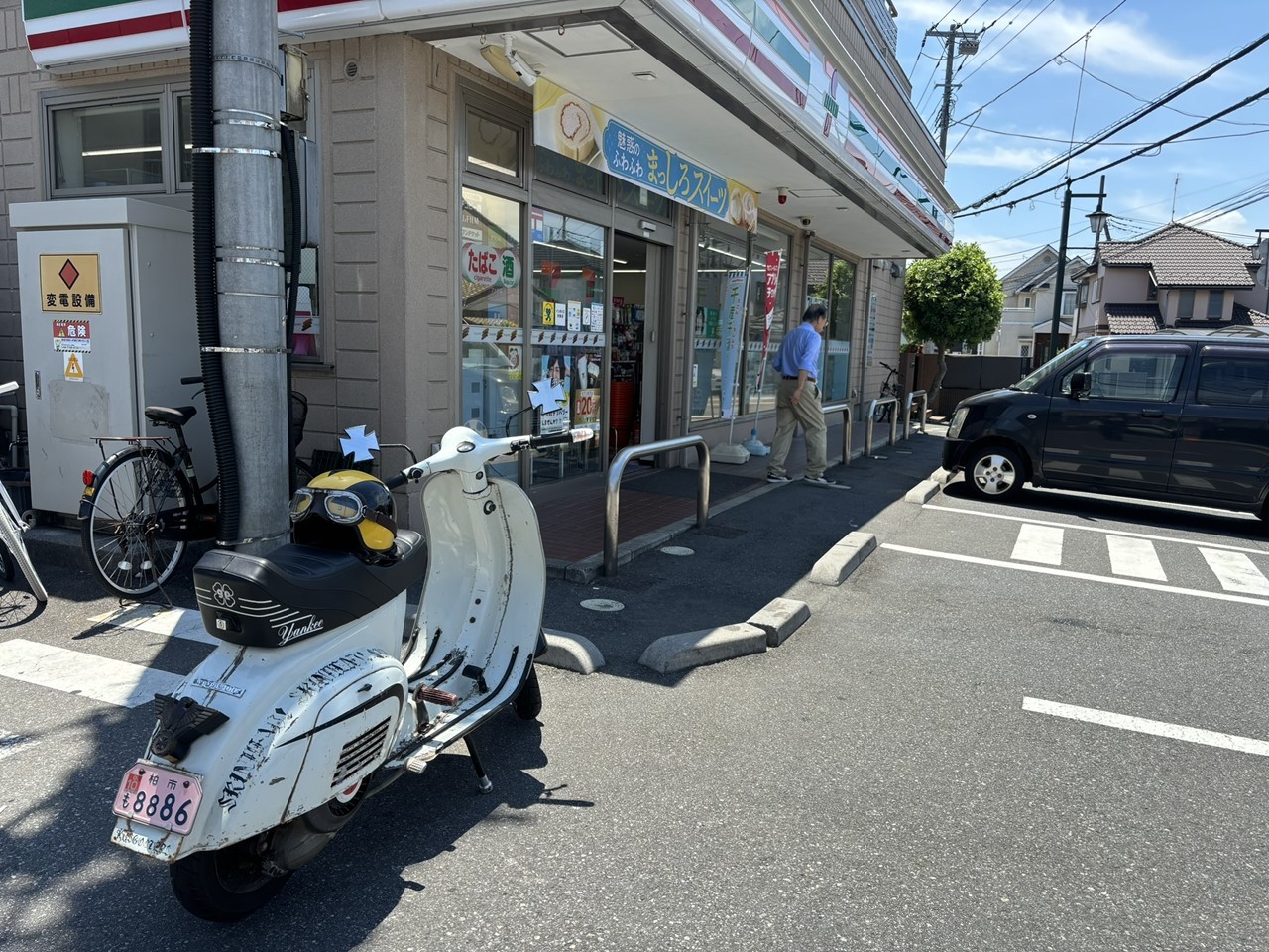 コンビニに停められたベスパ