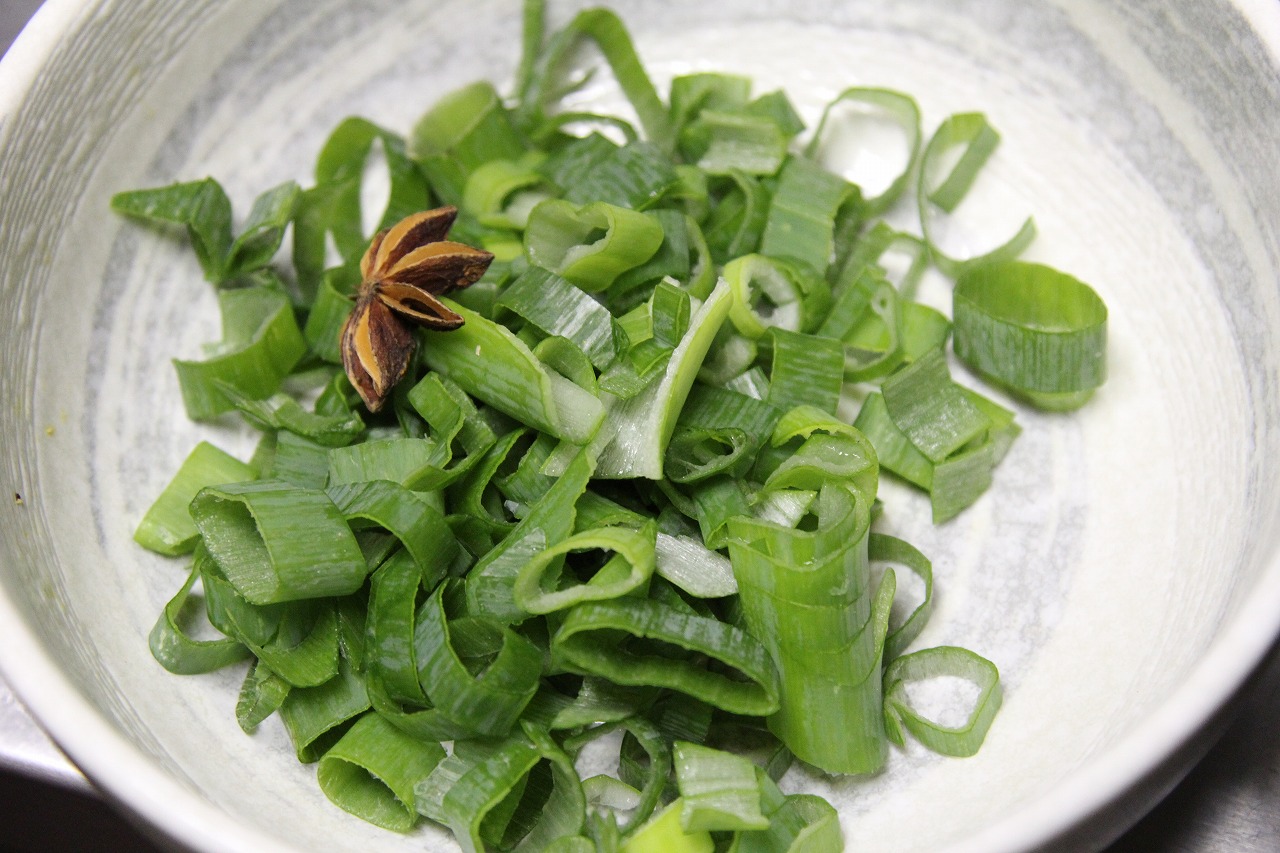香ばしく炒められる香味野菜と唐辛子