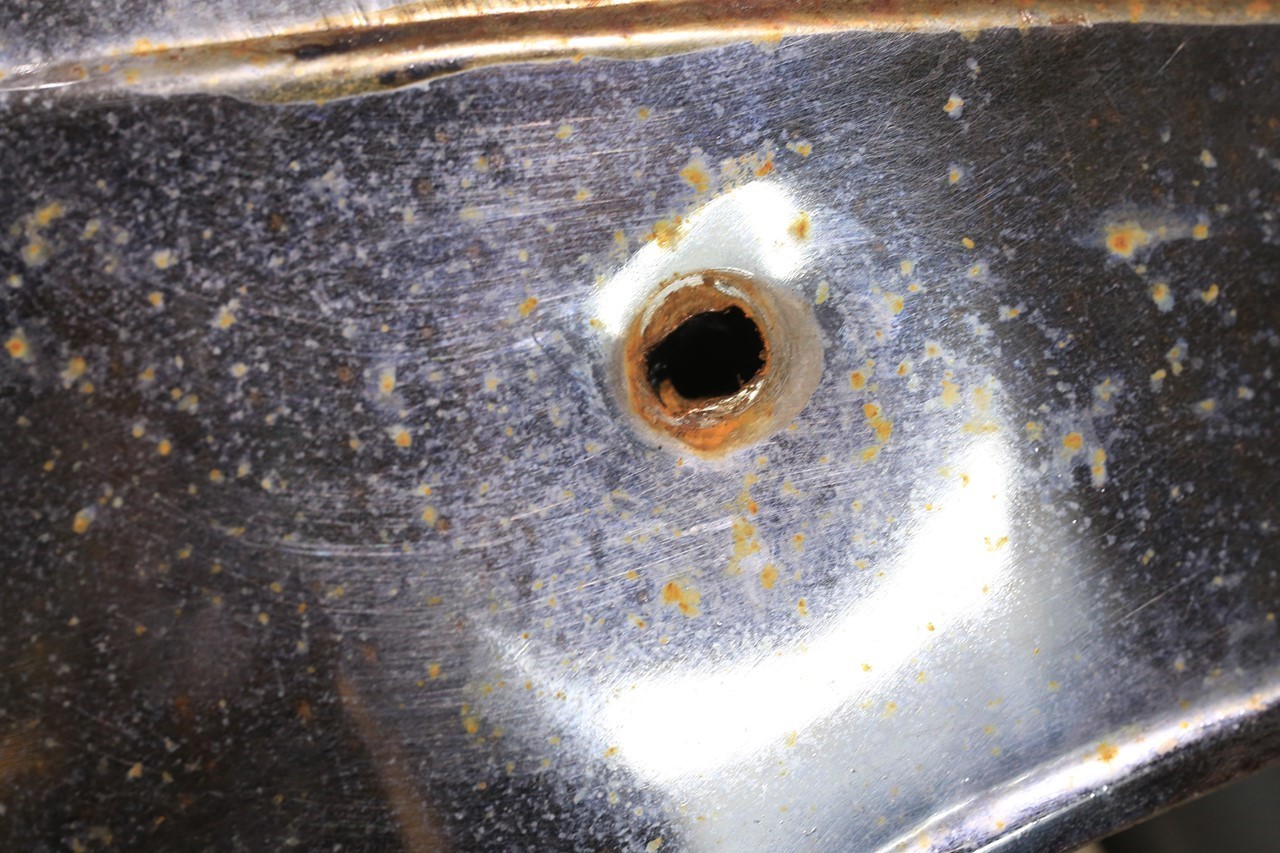 長穴に変形してしまったネジ穴